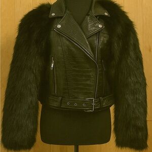 Chic Black Leather Jacket with Faux Fur Sleeves